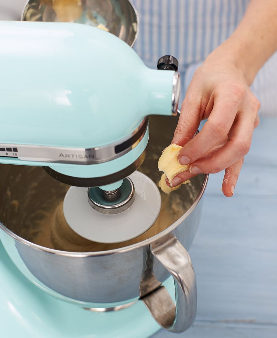 Für den Teig Butter in Stückchen in die laufende Küchenmschine geben Für den Teig Butter in Stückchen in die laufende Küchenmschine geben