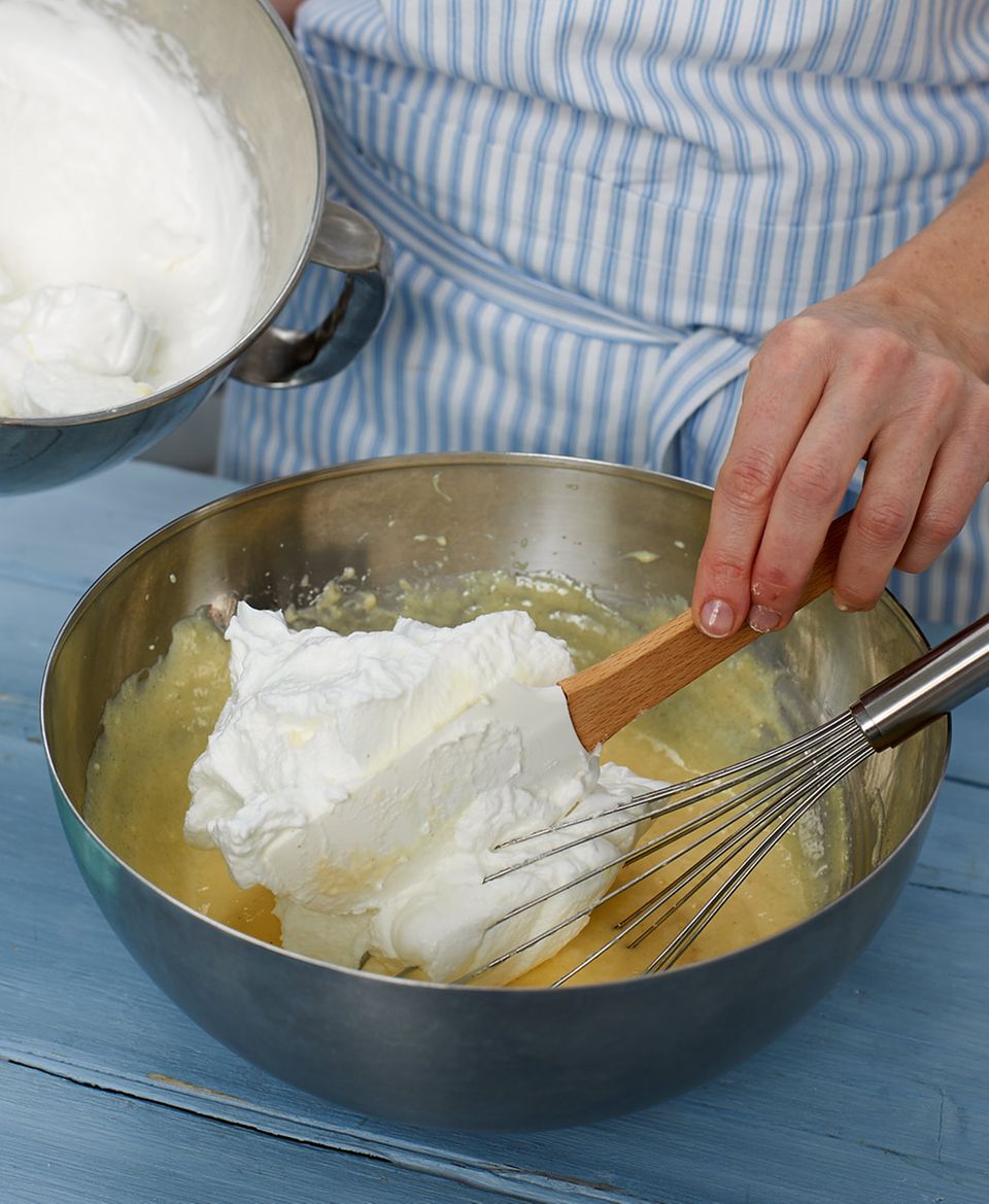 Eischnee unter die Eigelb-Pudding-Masse heben Eischnee unter die Eigelb-Pudding-Masse heben