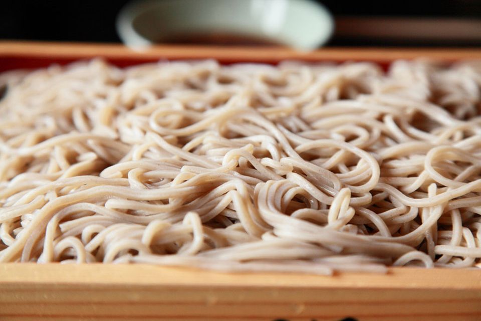Soba-Nudeln können im Sommer kalt und mit Sojasauce serviert werden Soba-Nudeln können im Sommer kalt und mit Sojasauce serviert werden