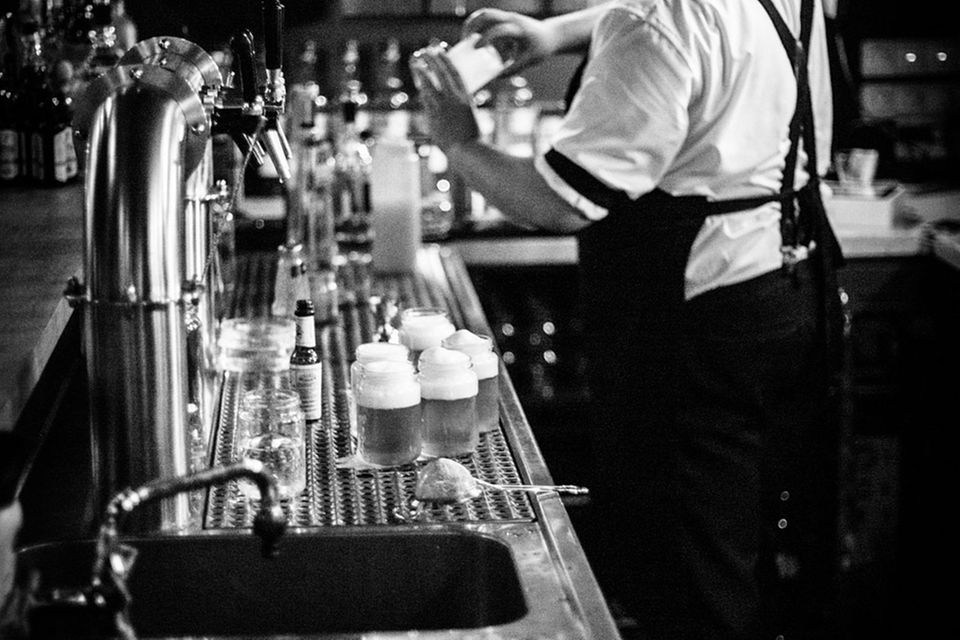 Bartender hinter der Bar "Kleines Phi" bei der Zubereitung leckerer Drinks