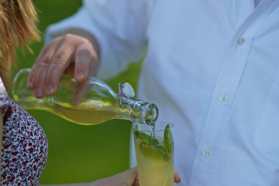 Perfekter Durstlöscher: Apfelsaft, Selter, Holunderblütensirup – und frisches Basilikum