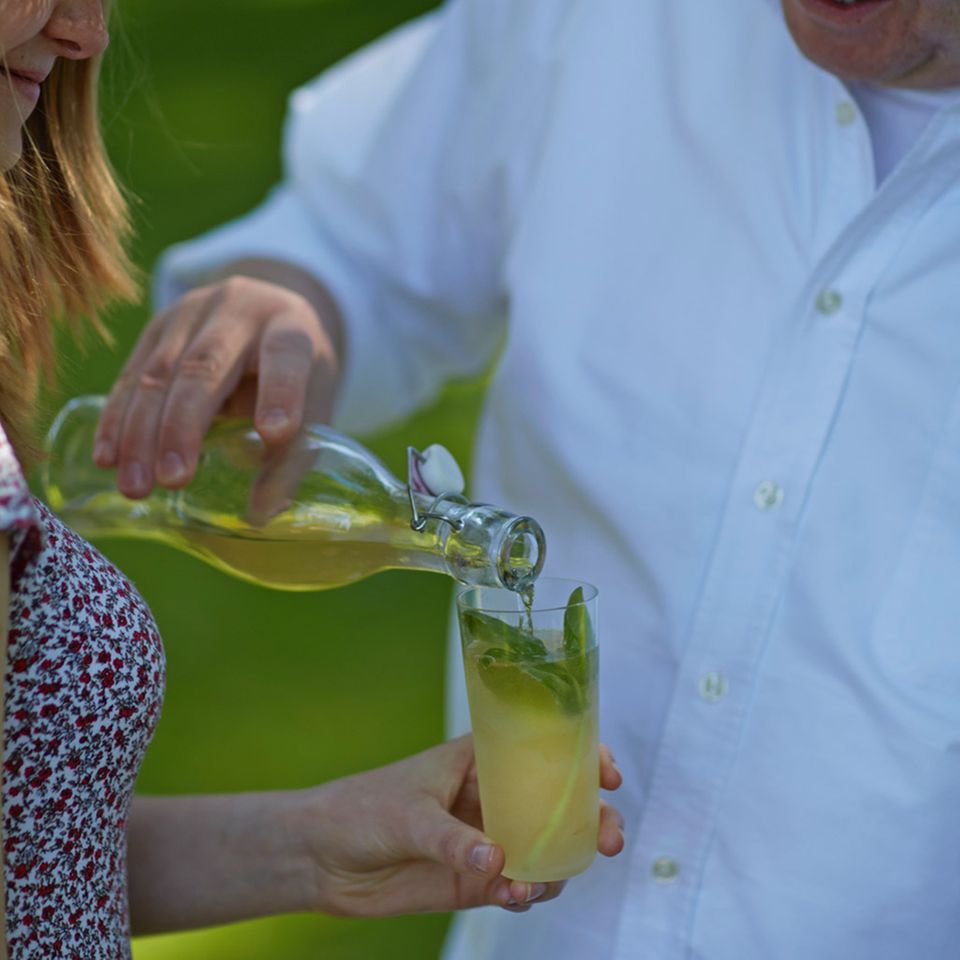 Perfekter Durstlöscher: Apfelsaft, Selter, Holunderblütensirup – und frisches Basilikum