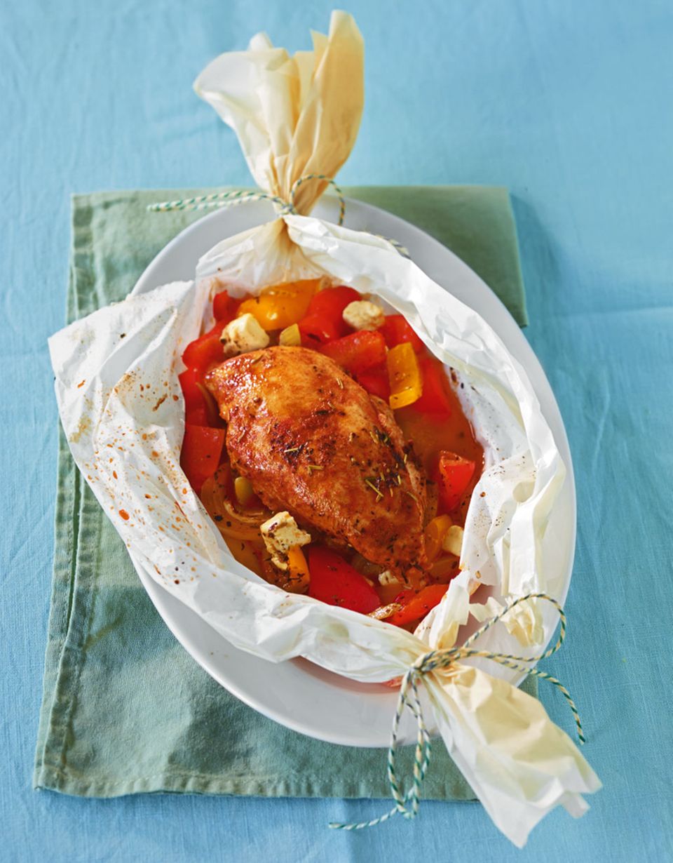 Hähnchen Päckchen mit Paprika und Feta Hähnchen Päckchen mit Paprika und Feta