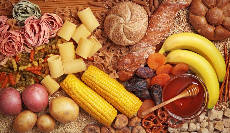 Kohlenhydrate stecken zum Beispiel in Honig, Früchten und Vollkornprodukte Kohlenhydrate stecken zum Beispiel in Honig, Früchten und Vollkornprodukte