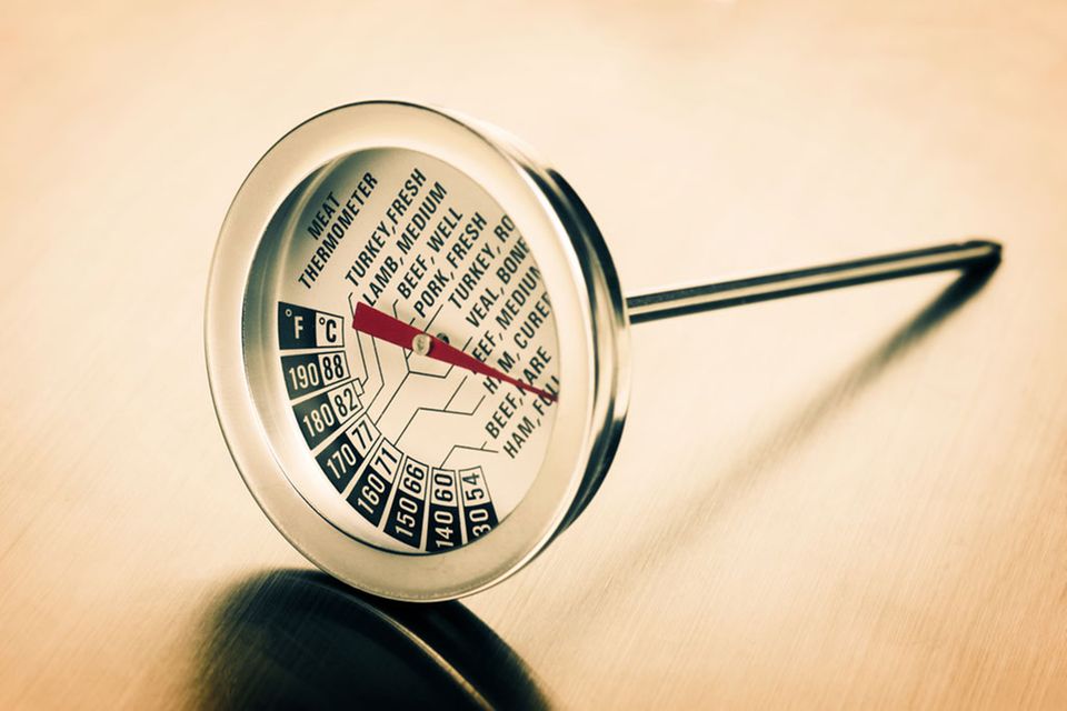 Ein Stichthermometer hilft dabei die Temperatur gleichmäßig niedrig zu halten Ein Stichthermometer hilft dabei die Temperatur gleichmäßig niedrig zu halten