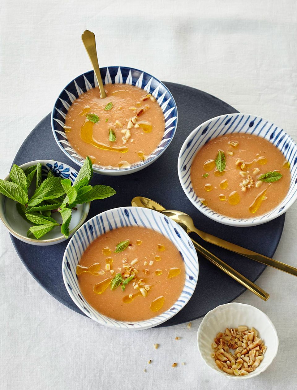 Fruchtige Melonen-Tomaten-Gazpacho mit Minze und Olivenöl Fruchtige Melonen-Tomaten-Gazpacho mit Minze und Olivenöl