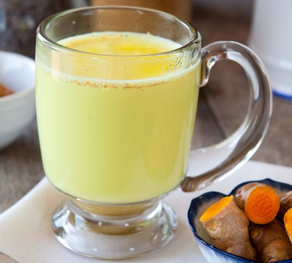 Auch als Kurkuma Latte bekannt: Kurkuma macht die Farbe und Wirkung der Milch so golden Auch als Kurkuma Latte bekannt: Kurkuma macht die Farbe und Wirkung der Milch so golden