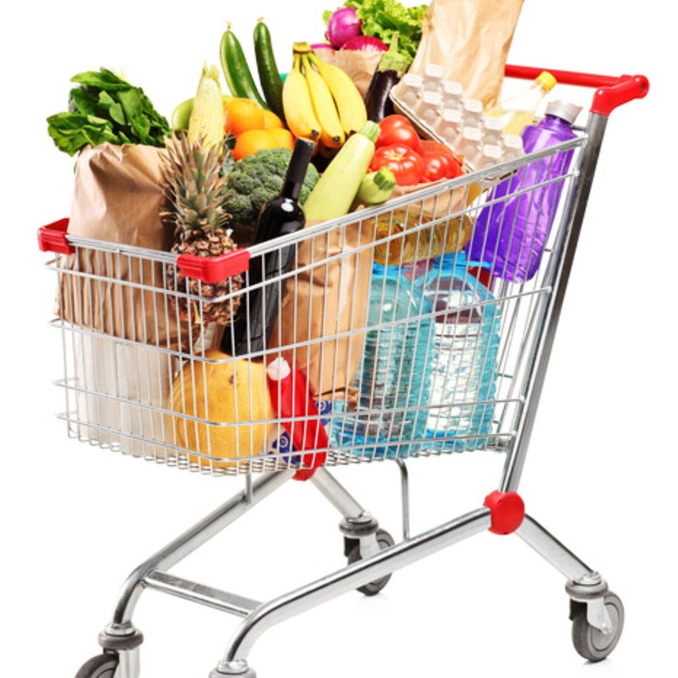 Schwere Produkte stehen im Einkaufswagen besser unten, Gemüse und Obst obendrauf
