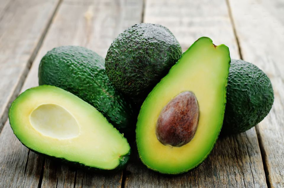 Die Avocado der Sorte Fuerte ist birnenförmig, hat eine glatte Schale und blasses cremiges Fleisch Die Avocado der Sorte Fuerte ist birnenförmig, hat eine glatte Schale und blasses cremiges Fleisch
