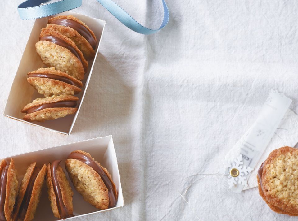 Knuspriger Doppeldecker mit Nussnugatcreme: supereinfach, extrem lecker! Knuspriger Doppeldecker mit Nussnugatcreme: supereinfach, extrem lecker!