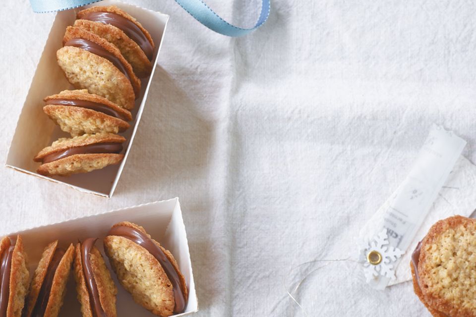 Knuspriger Doppeldecker mit Nussnugatcreme: supereinfach, extrem lecker! Knuspriger Doppeldecker mit Nussnugatcreme: supereinfach, extrem lecker!