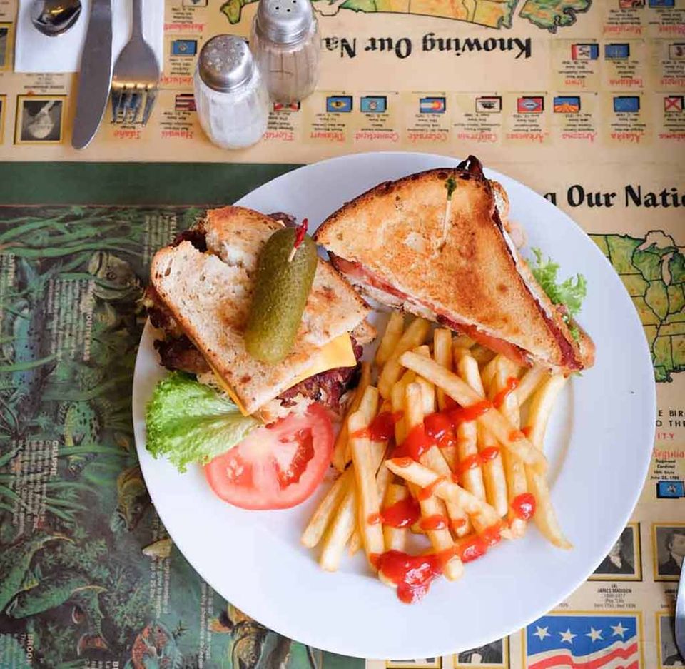 Nalu, Dunkerstraße 80 a, Tel. 030/89 75 86 33, www.nalu-diner.com Nalu, Dunkerstraße 80 a, Tel. 030/89 75 86 33, www.nalu-diner.com