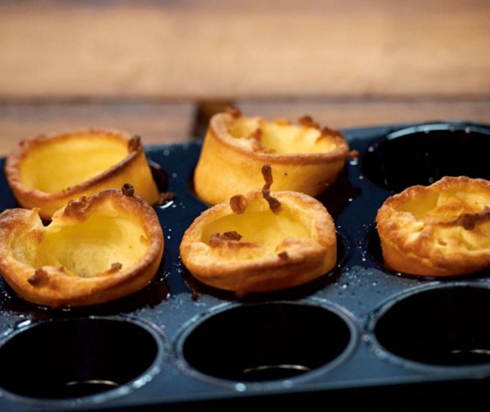 Das Blech für die Yorkshire Puddings sollte sehr heiß sein! Das Blech für die Yorkshire Puddings sollte sehr heiß sein!