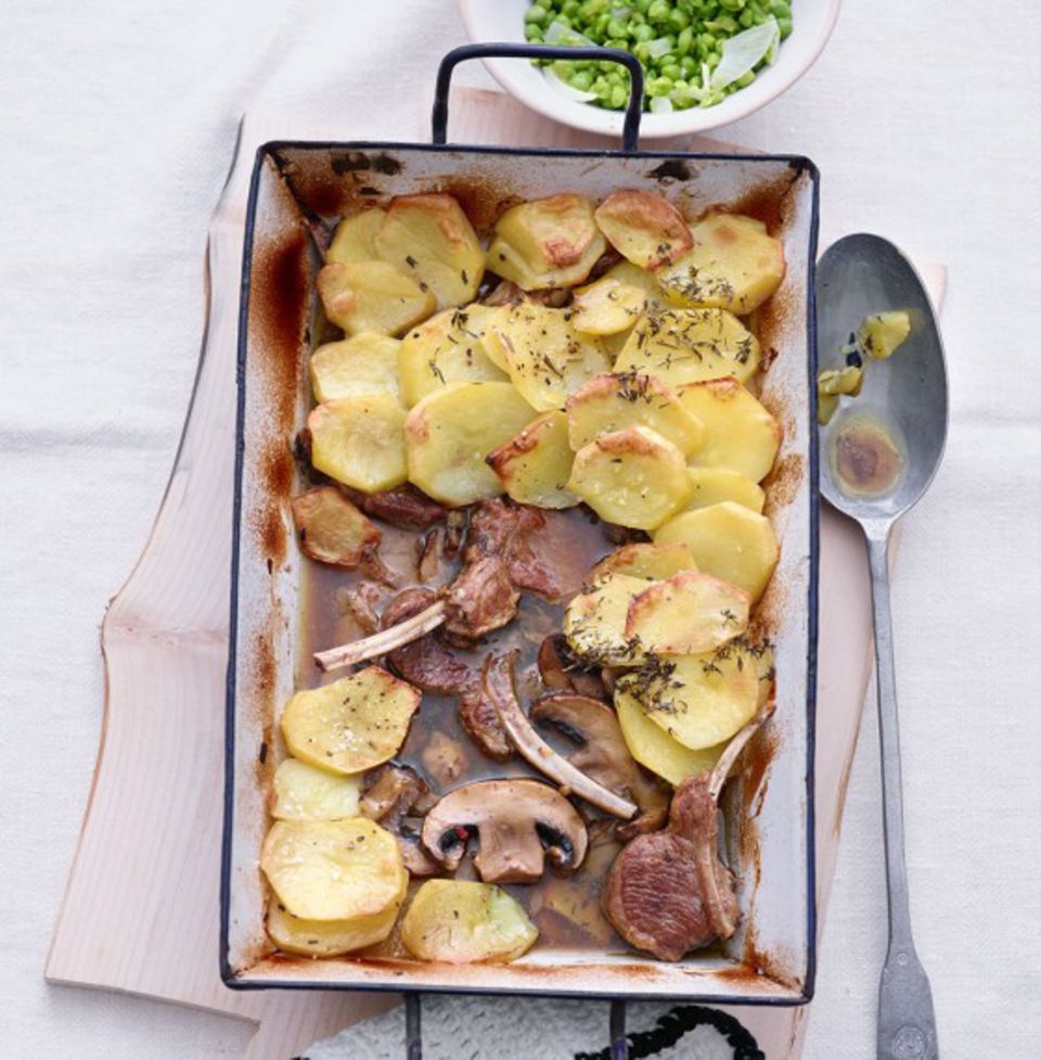 Lancashire Hotpot: Ein Eintopf mit Lamm und Kartoffeln Lancashire Hotpot: Ein Eintopf mit Lamm und Kartoffeln