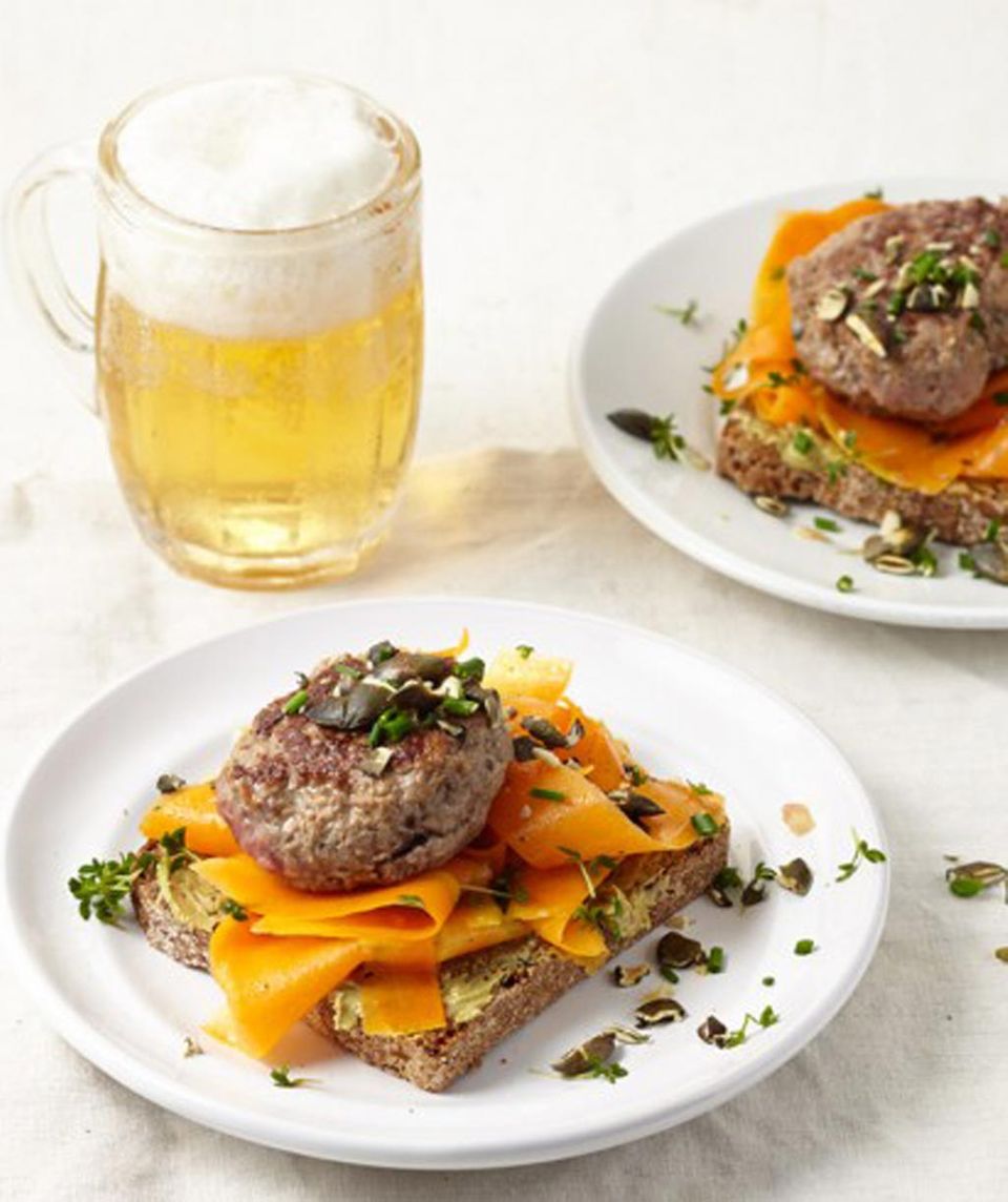 Ein frisch gezapftes Bier passt perfekt zu deftigem Essen Ein frisch gezapftes Bier passt perfekt zu deftigem Essen