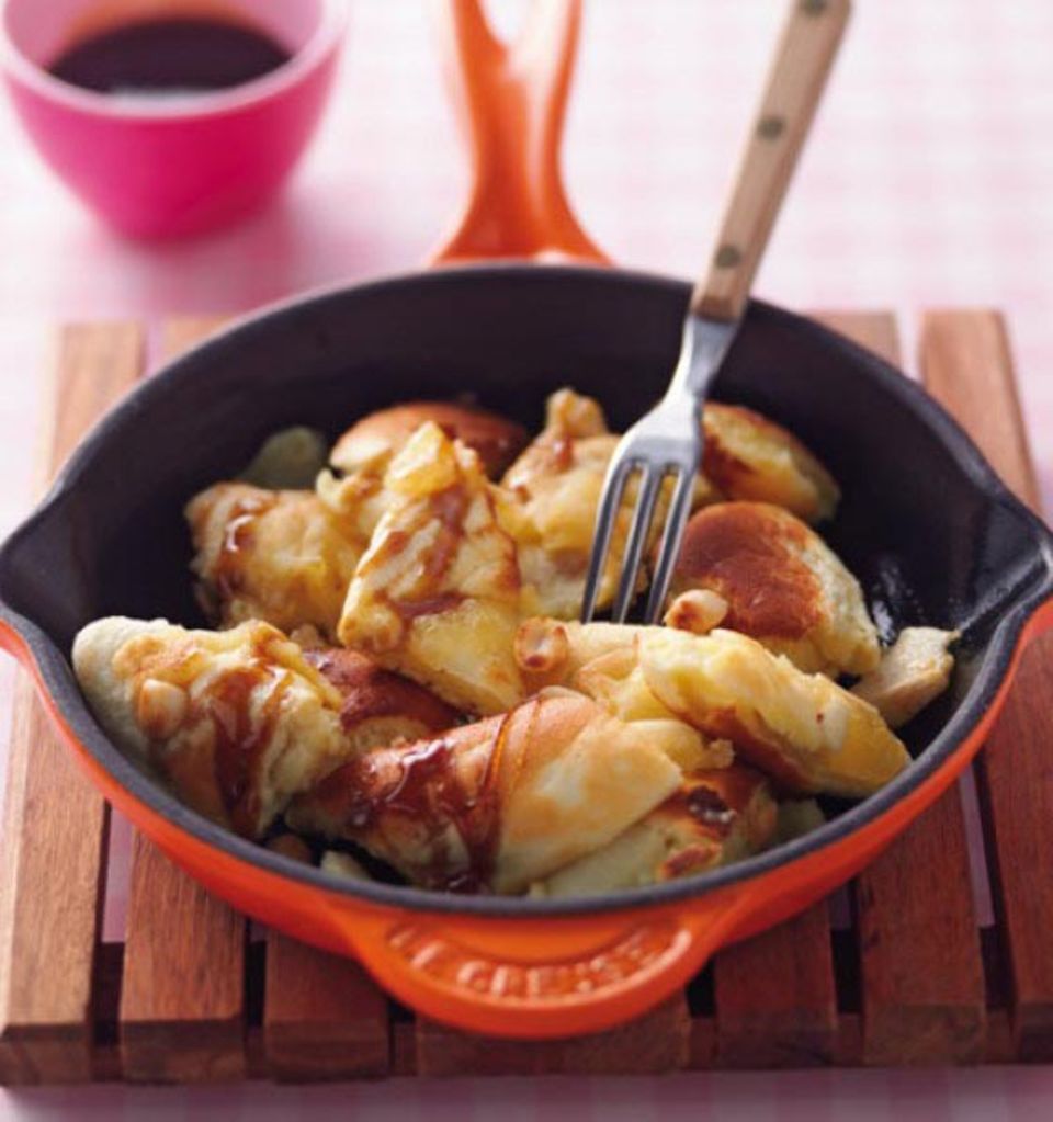 Köstliches aus den Alpen: Kaiserschmarrn wird traditionell in einer Pfanne gebacken Köstliches aus den Alpen: Kaiserschmarrn wird traditionell in einer Pfanne gebacken