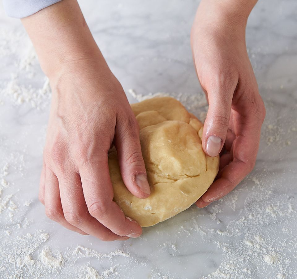 Teig für Blueberry Pie mit den Händen kneten Teig für Blueberry Pie mit den Händen kneten