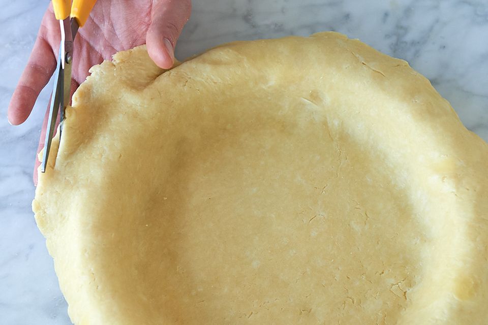 Teig in Pie-Form für Blueberry Pie