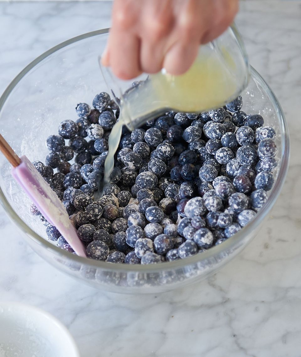 Heidelbeermsichung in einer Schüssel für Blueberry Pie Heidelbeermsichung in einer Schüssel für Blueberry Pie