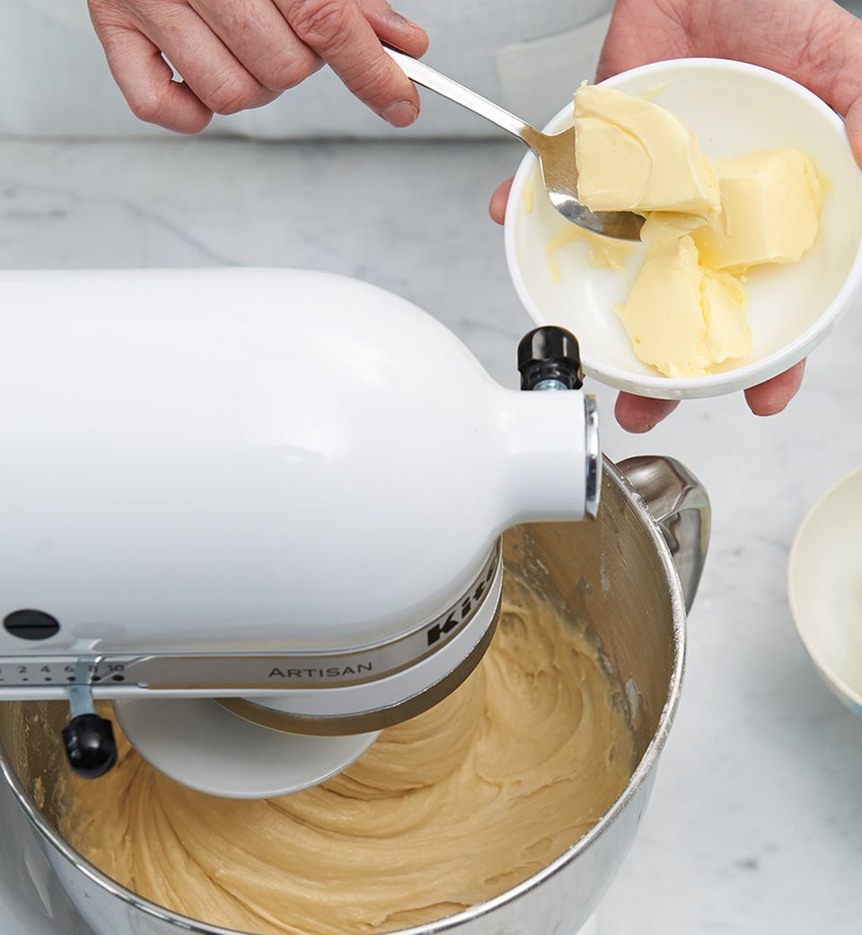 Den Teig für den Bienenstich in der Küchenmaschine anrühren Den Teig für den Bienenstich in der Küchenmaschine anrühren