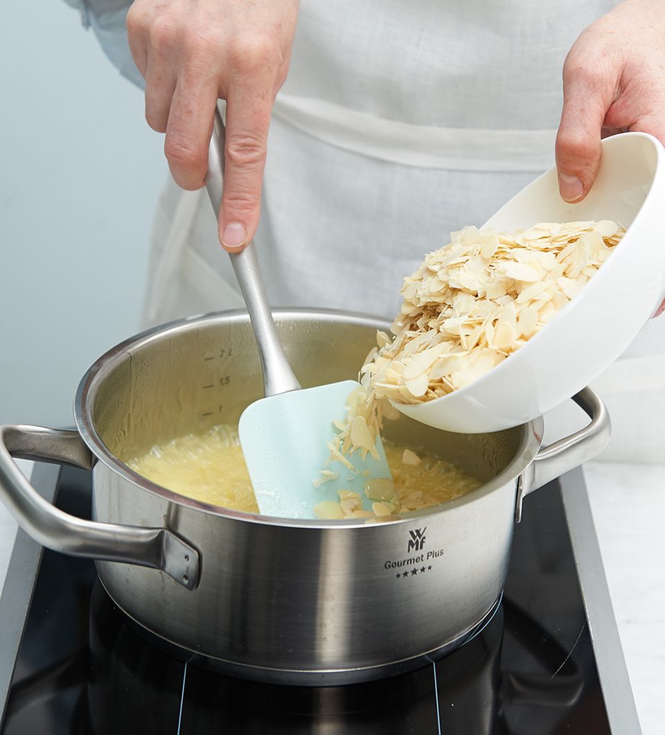 Belag für den Bienenstich: Butter-Honig-Zucker-Mischung Belag für den Bienenstich: Butter-Honig-Zucker-Mischung