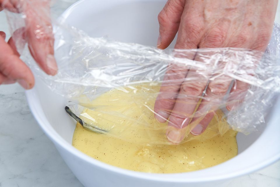 Klarsichtfolie auf Pudding für die Bienenstich-Füllung
