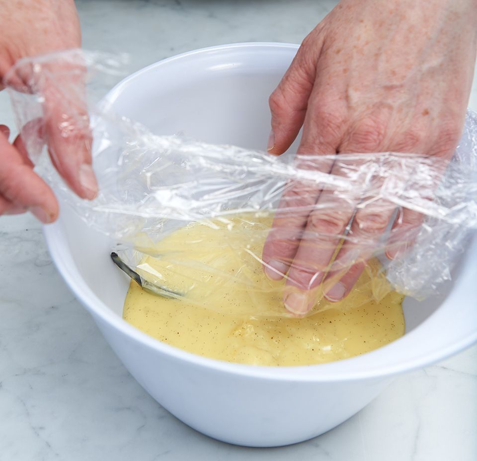 Klarsichtfolie auf Pudding für die Bienenstich-Füllung Klarsichtfolie auf Pudding für die Bienenstich-Füllung