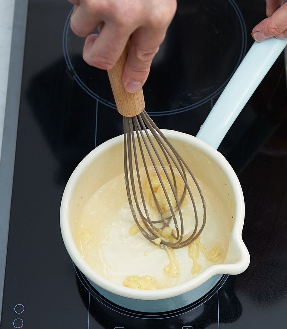 Gelatine und Pudding für Bienenstich in Kochtopf verrühren Gelatine und Pudding für Bienenstich in Kochtopf verrühren