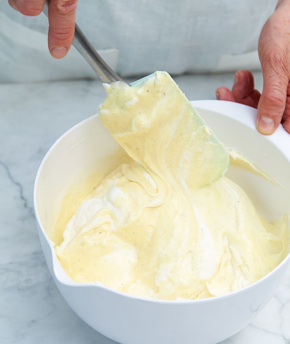 Sahnepudding-Füllung für Bienenstich in Rührschüssel Sahnepudding-Füllung für Bienenstich in Rührschüssel
