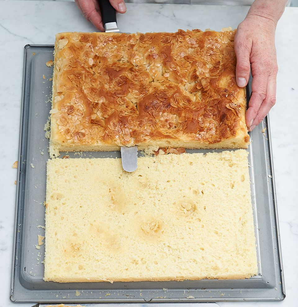 Kuchenboden für Bienenstich mit dem Sägemesser halbieren Kuchenboden für Bienenstich mit dem Sägemesser halbieren