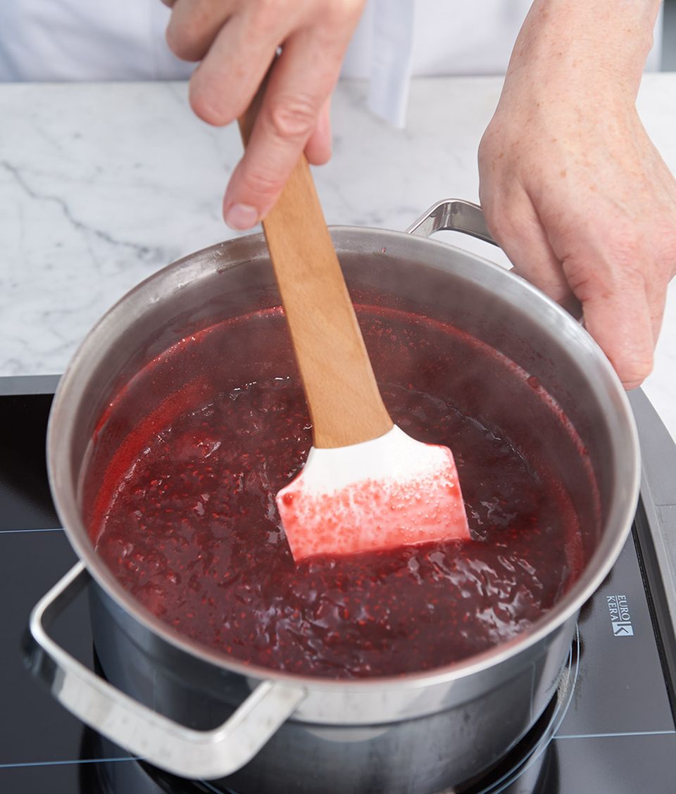 Himbeeren im Topf aufkochen Himbeeren im Topf aufkochen