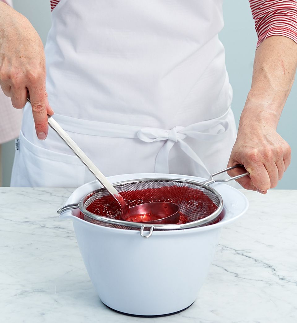 Himbeeren für Prinzessinnentorte passieren Himbeeren für Prinzessinnentorte passieren