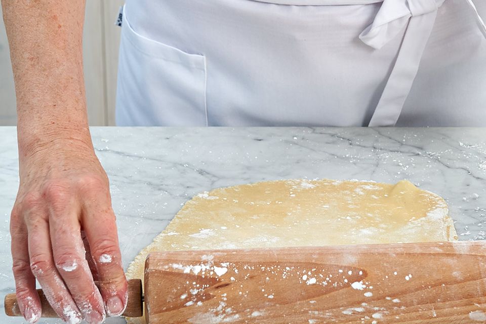 Marzipan gleichmäßig ausrollen