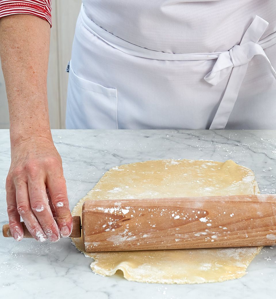 Marzipan gleichmäßig ausrollen Marzipan gleichmäßig ausrollen