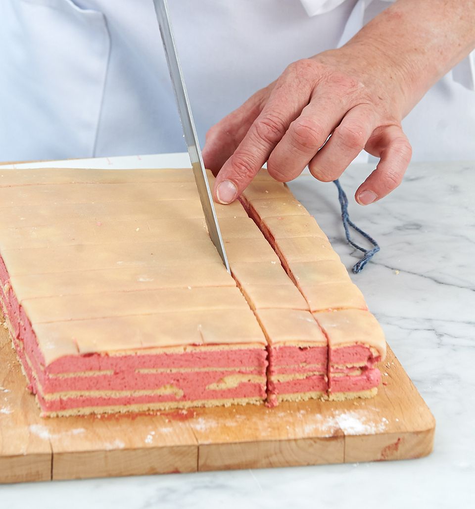 Kuchen mit einem scharfen Messer in Würfel schneiden Kuchen mit einem scharfen Messer in Würfel schneiden