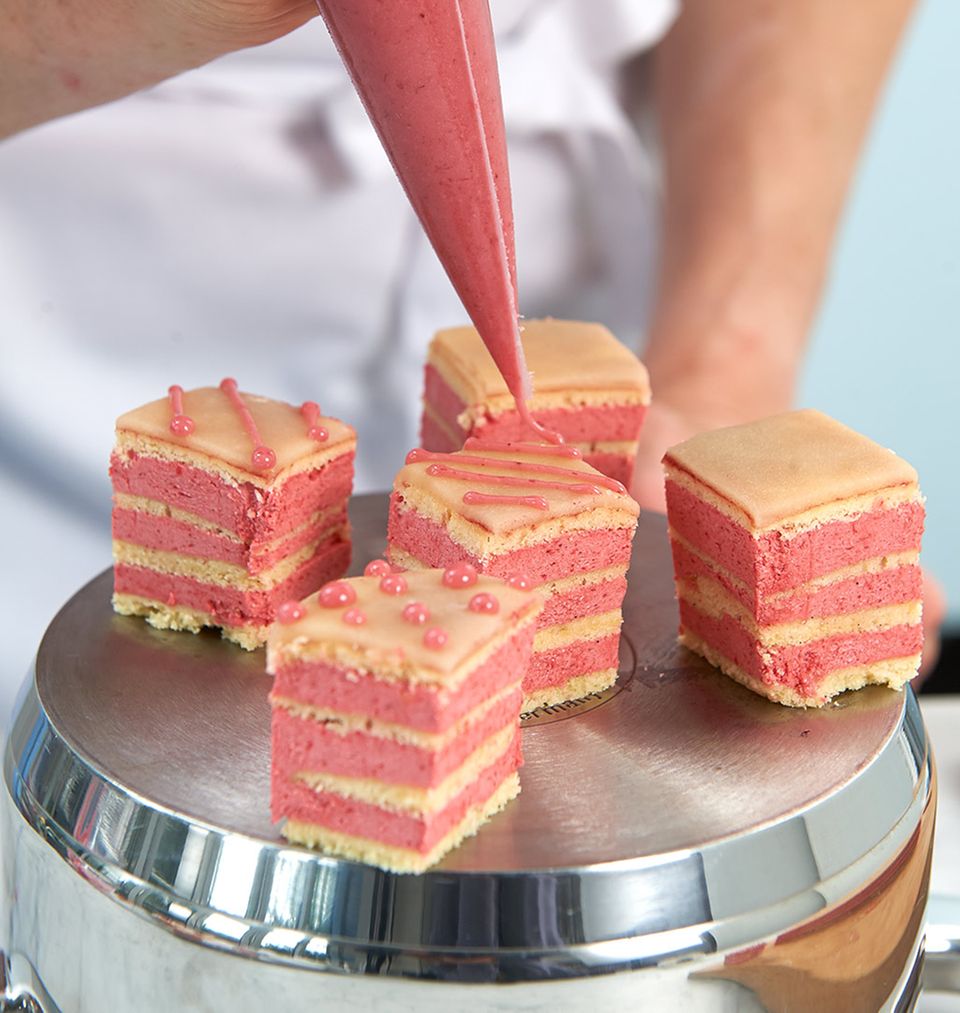 Prinzessinnen-Petits-Fours mit Himbeerglasur verzieren Prinzessinnen-Petits-Fours mit Himbeerglasur verzieren