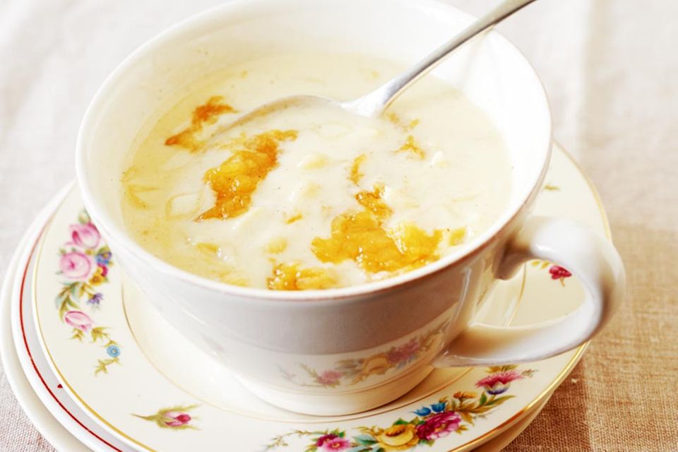 Buttermilch lässt sich unheimlich vielseitig in der Küche einsetzen, z. B. für eine süße Suppe