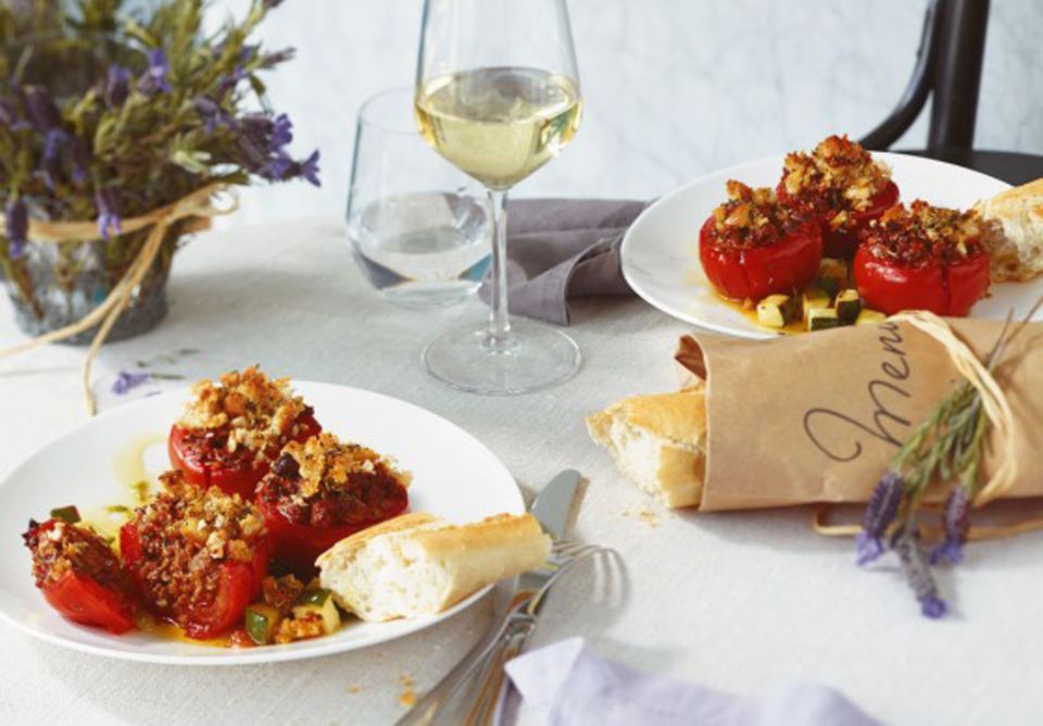 Provenzalisch gewürzt: Gefüllte Tomaten Provenzalisch gewürzt: Gefüllte Tomaten