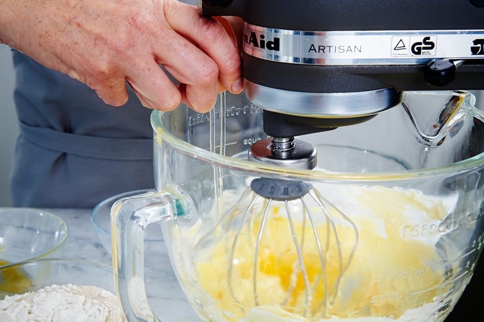Butter und Zucker in der Küchenmaschine cremig rühren Butter und Zucker in der Küchenmaschine cremig rühren