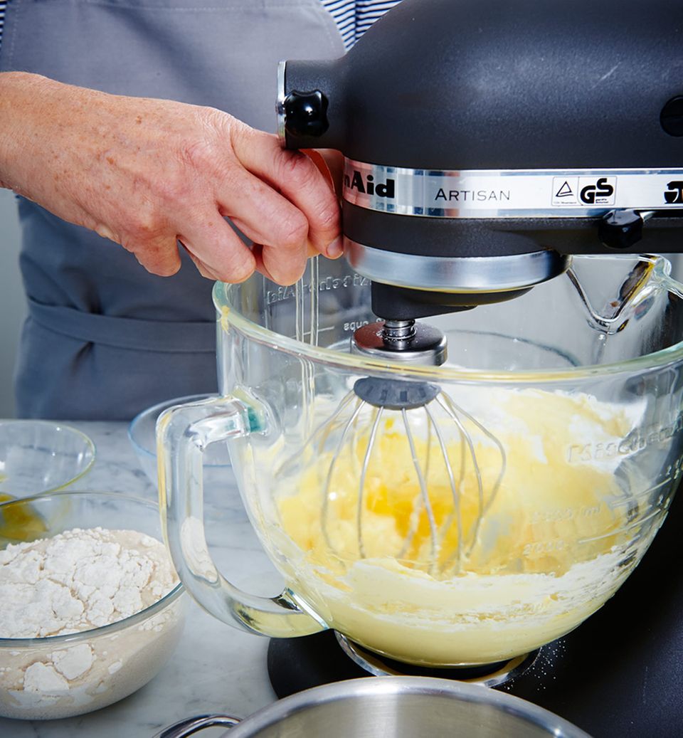 Butter und Zucker in der Küchenmaschine cremig rühren Butter und Zucker in der Küchenmaschine cremig rühren