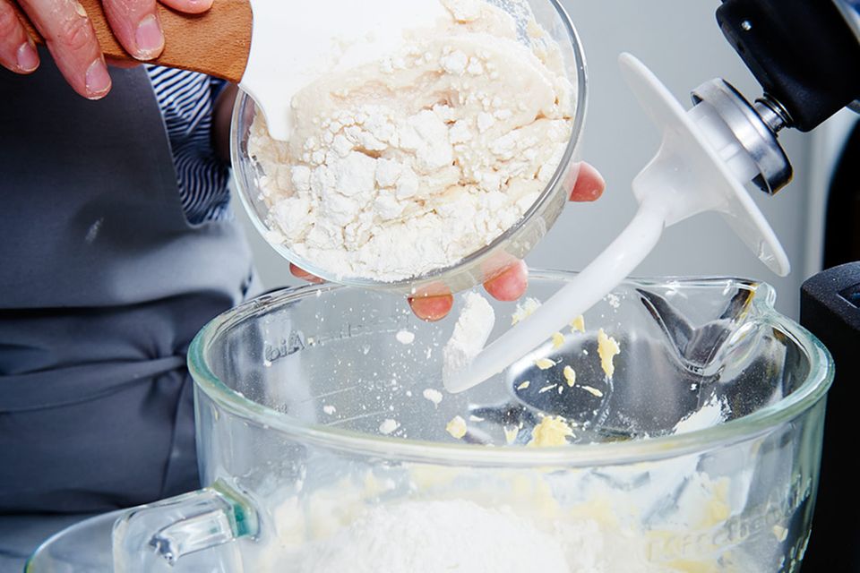 Mehl unter die Butter-Zucker-Masse heben Mehl unter die Butter-Zucker-Masse heben