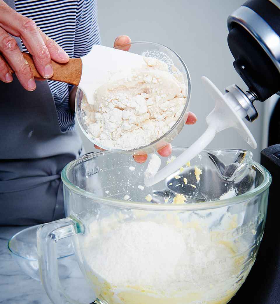 Mehl unter die Butter-Zucker-Masse heben Mehl unter die Butter-Zucker-Masse heben