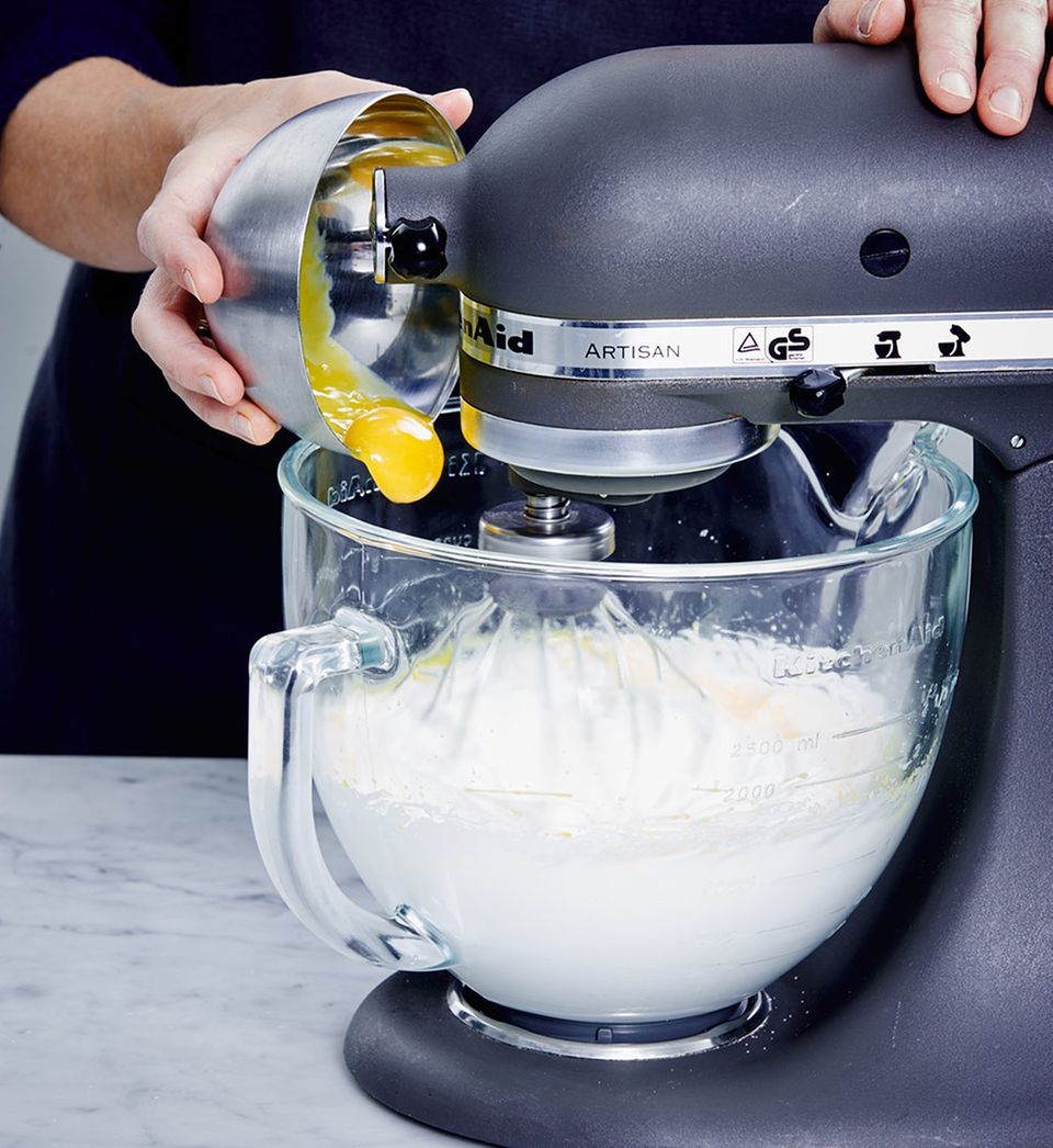 Eigelb unter Eischnee rühren Eigelb unter Eischnee rühren