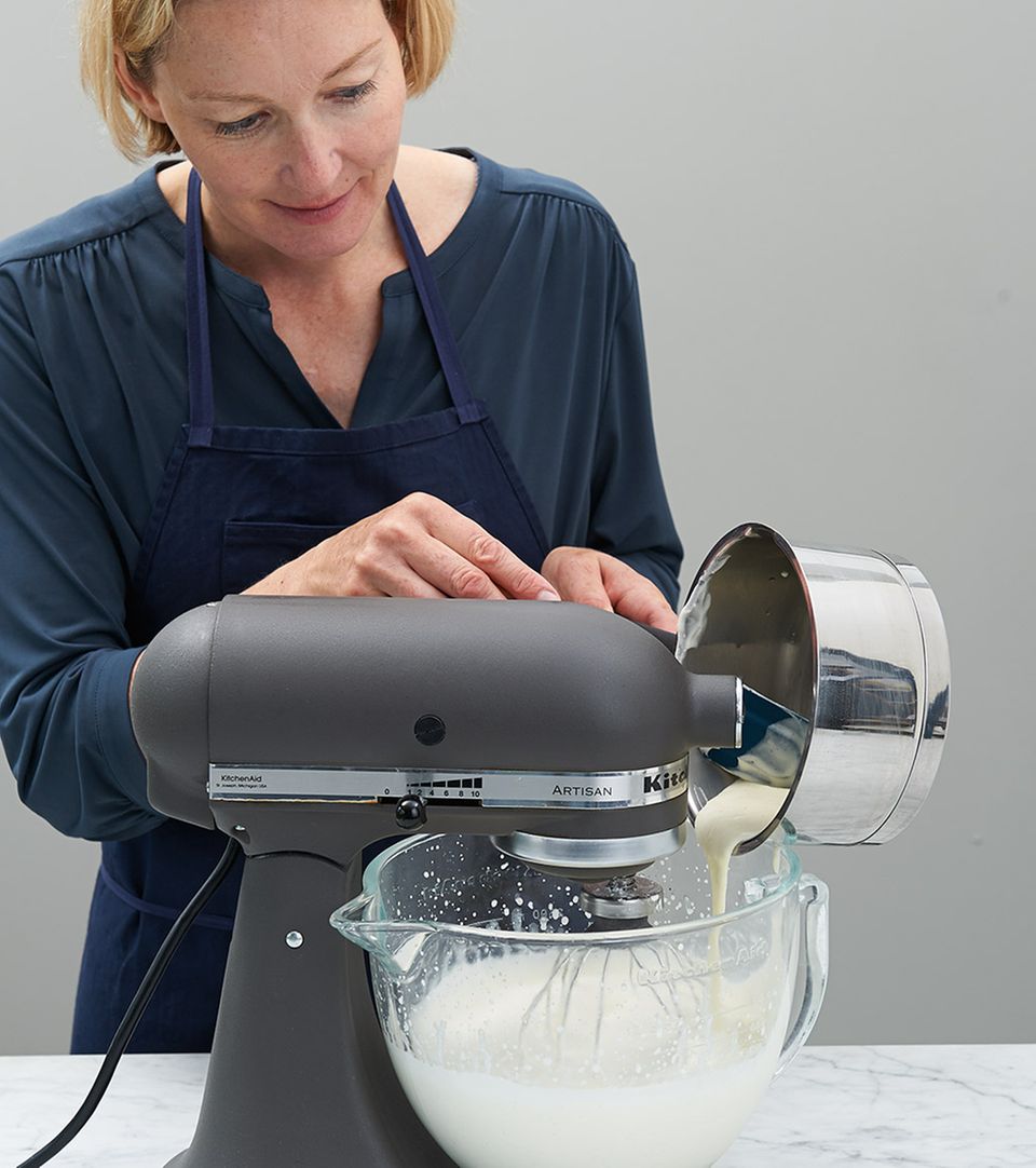 Gelatine-Sahne-Mix in Küchenmaschine aufschlagen Gelatine-Sahne-Mix in Küchenmaschine aufschlagen