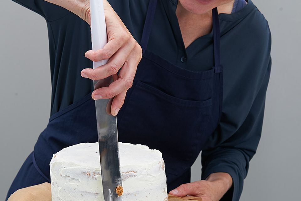 Sahne mit Palette um Torte streichen