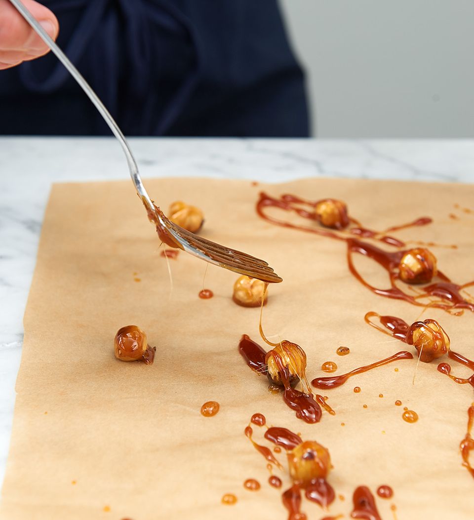 Karamellisierte Haselnüsse auf Backpapier Karamellisierte Haselnüsse auf Backpapier