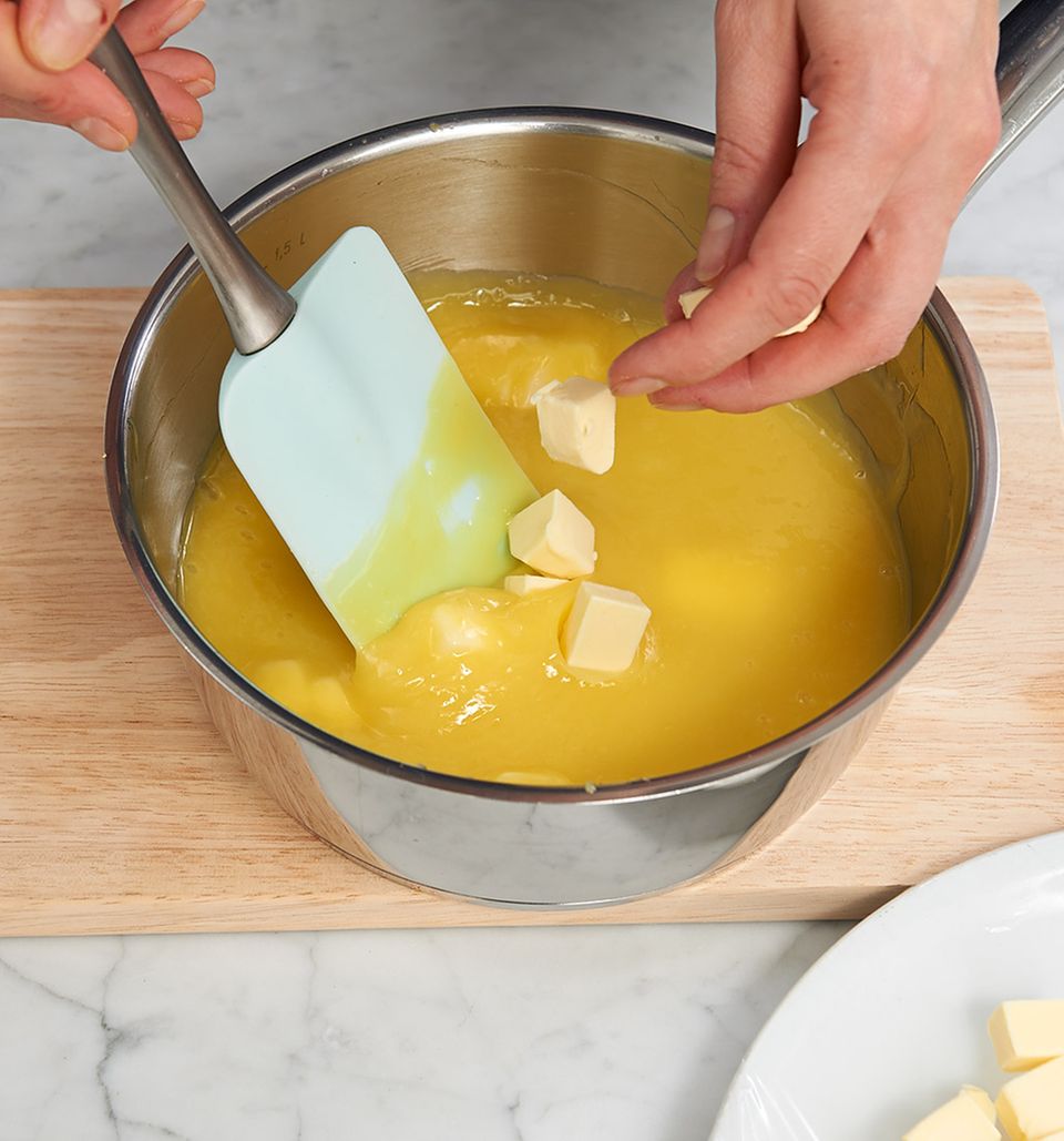 Butterwürfel zu fester Eimischung geben Butterwürfel zu fester Eimischung geben