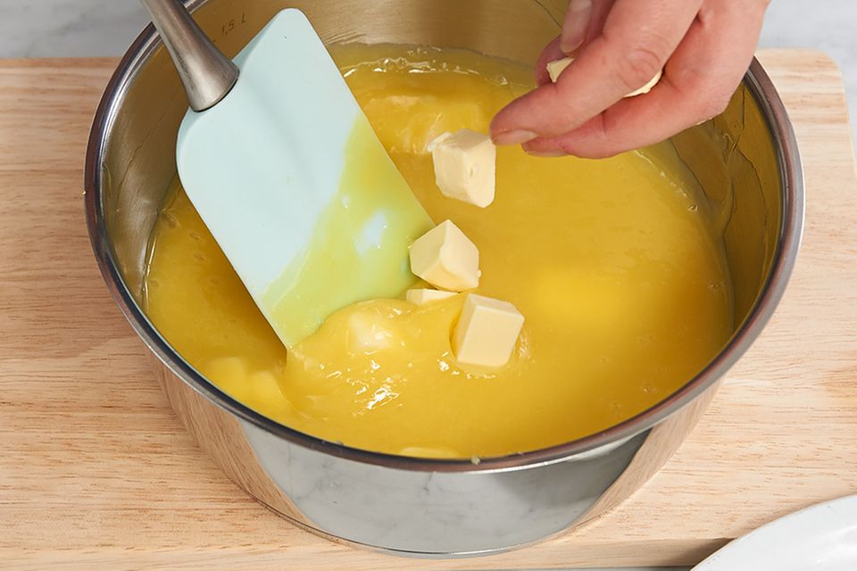Butterwürfel zu fester Eimischung geben