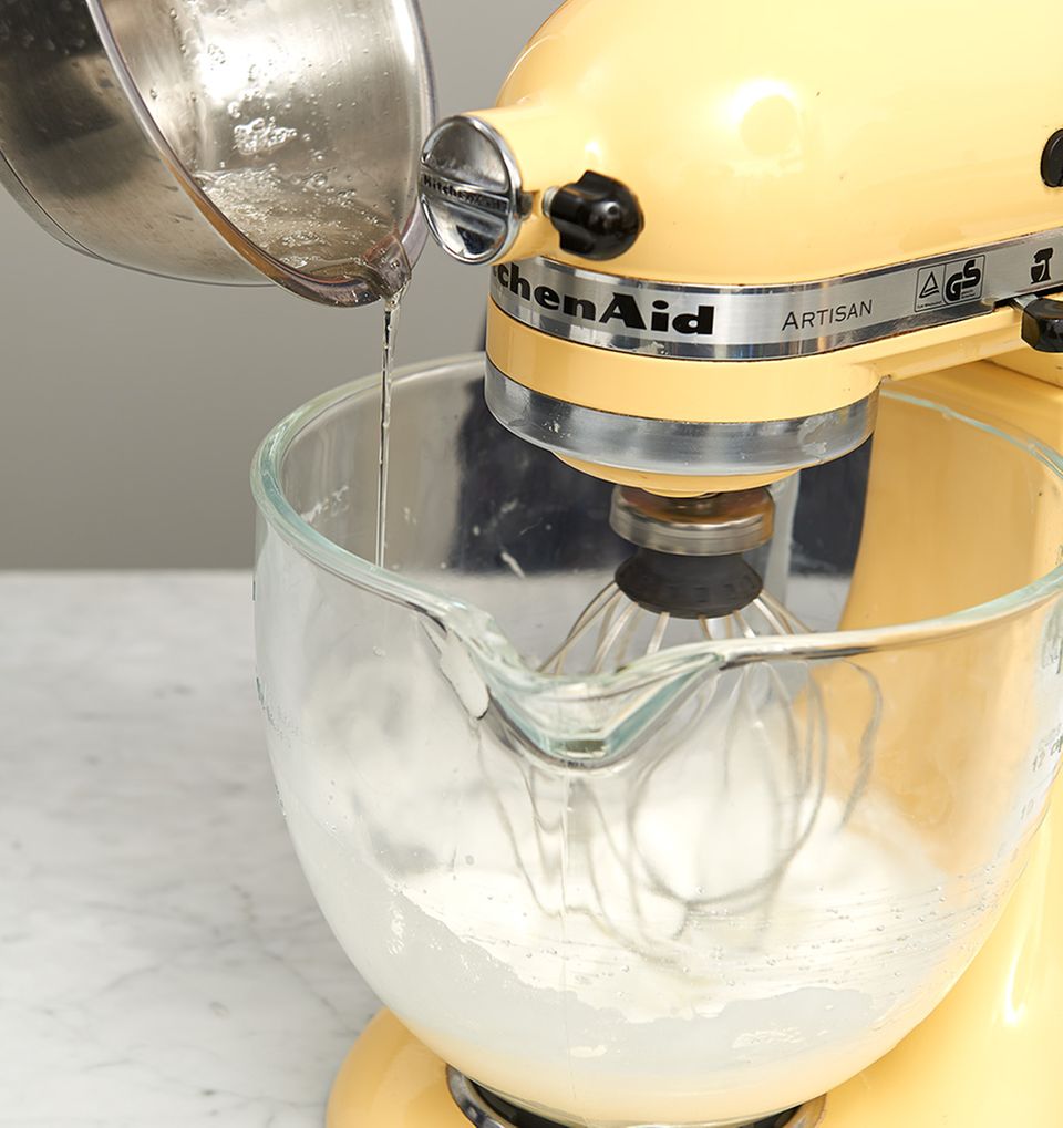 Zuckersirup in den Eischnee rühren Zuckersirup in den Eischnee rühren