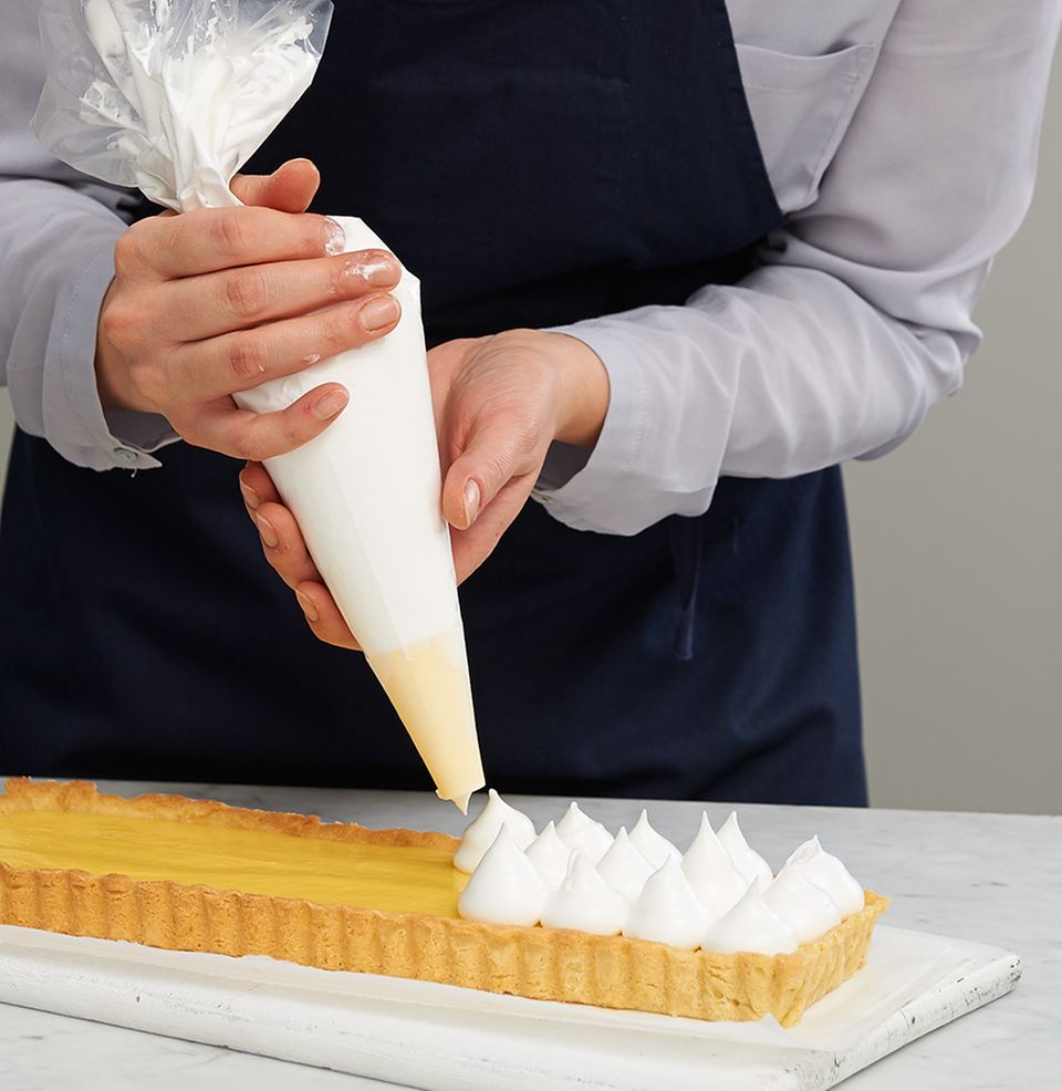 Baisertupfen mit der Spritztülle auf die Tarte spritzen Baisertupfen mit der Spritztülle auf die Tarte spritzen